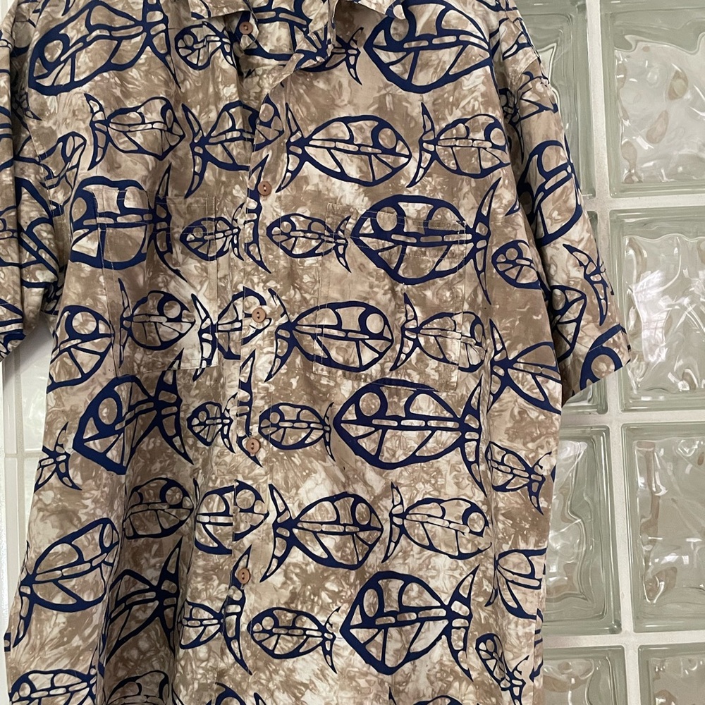 Casual Short-Sleeve Button-Down Shirt in Taupe with Navy Fish Print